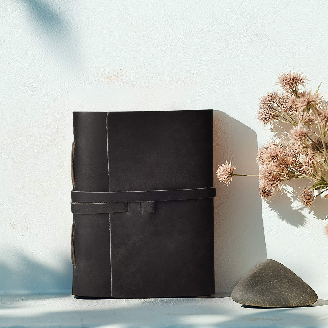 Leather Journal Writing Notebook - Lined Paper 300 Kraft Pages, Rustic Brown - Handmade Genuine Leather Bound Daily Notepad for Men &amp; Women</p>